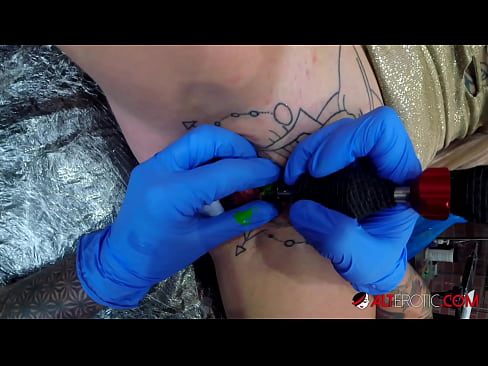 ❤️ Tsis tshua muaj tattooed hottie Sully Savage tau txais tattoo ntawm nws clitoris ❌ Sex video ntawm porn hmn.xxx050890.ru Ib ❤